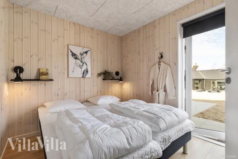 Ett av de 8 utmärkta sovrummen i lyxstuga nr 824 i Østjylland.