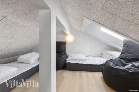 Några av de 20 sovplatserna finns på loftet i lyxstuga nr 824