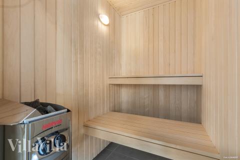 Njut av bastuvärmen i lyxstuga nr 824 för 20 personer