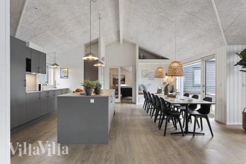 Det stora ljusa vardagsrummet i lyxstuga nr 919 för 12.