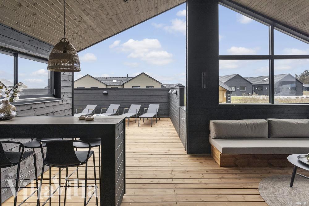 På terrassen i sommarhus nr 919 finns det plats för upp till 12 gäster.
