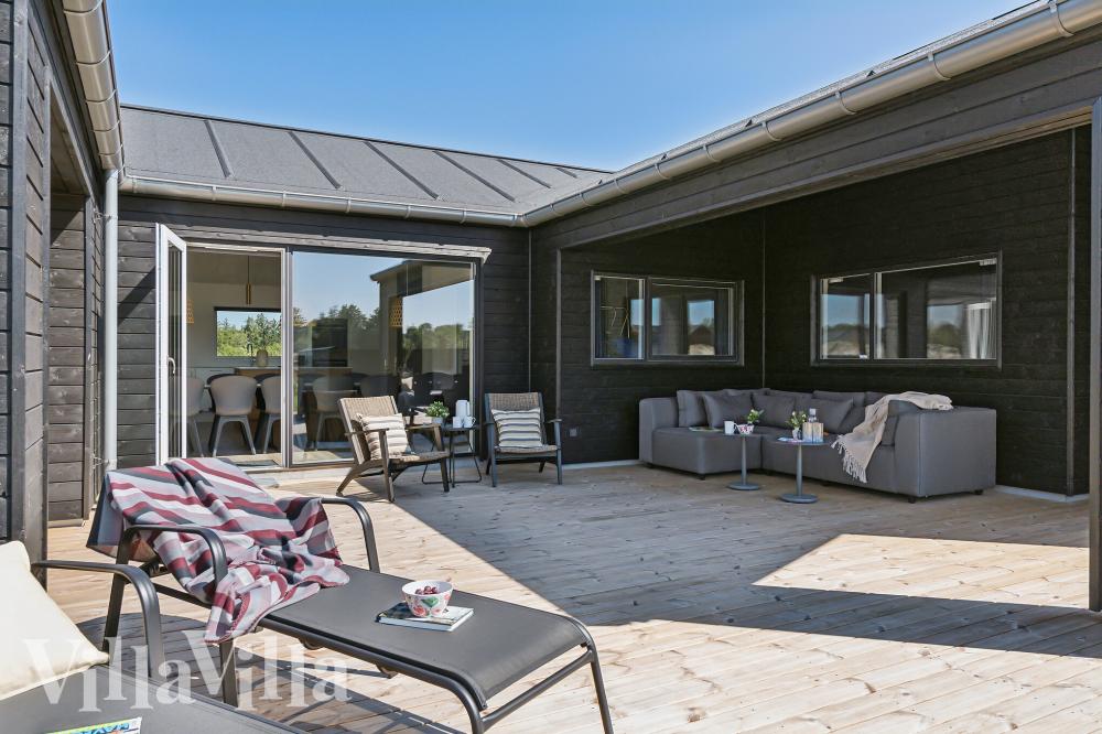 Njut av en grillkväll på terrassen i lyxstuga nr 959 i Nordjylland
