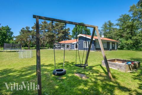 Till den trevliga sommarstugan nr 963 i Nordsjälland erbjuds en mängd utomhusaktiviteter, t.ex. lektorn och gungor