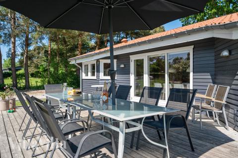 Njut av en grillkväll på terrassen i lyxstuga nr 963 i Nordsjälland