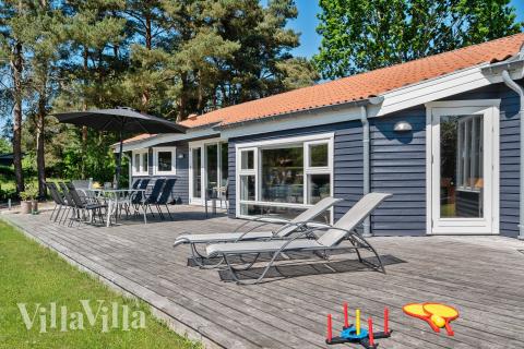 På terrassen i sommarhus nr 963 finns det plats för upp till 10 gäster.