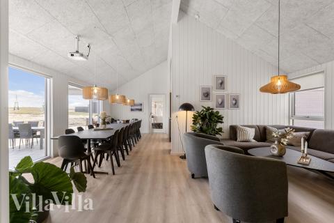 Det stora ljusa vardagsrummet i lyxstuga nr 917 för 20.