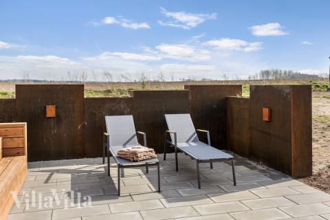 Lyxstuga nr 917 har en härlig terrass med sköna trädgårdsmöbler för 20 personer.