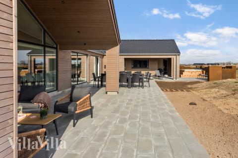 På terrassen i sommarhus nr 917 finns det plats för upp till 20 gäster.