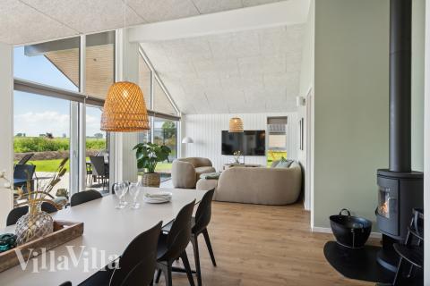 Det stora ljusa vardagsrummet i lyxstuga nr 957 för 16.