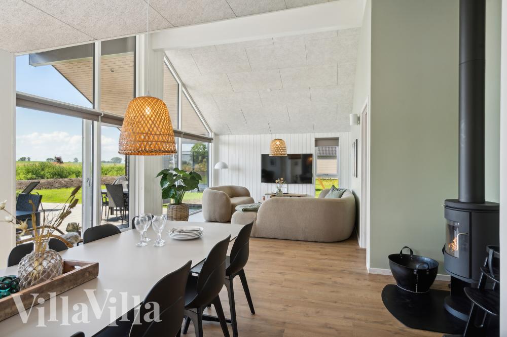 Det stora ljusa vardagsrummet i lyxstuga nr 957 för 16.