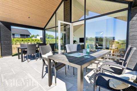 Njut av en grillkväll på terrassen i lyxstuga nr 957 i Fyn och öar