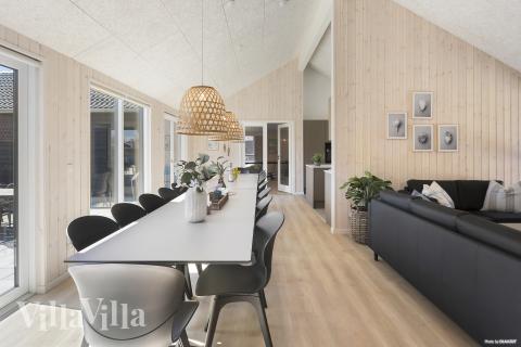 Det stora ljusa vardagsrummet i lyxstuga nr 933 för 20.