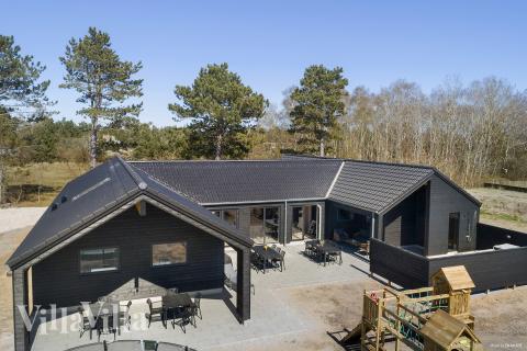 Den praktfulla poolstugan nr 933 med plats för 20 personer ligger i Lolland/Falster/Møn
