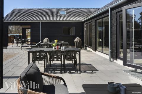 Lyxstuga nr 933 har en härlig terrass med sköna trädgårdsmöbler för 20 personer.