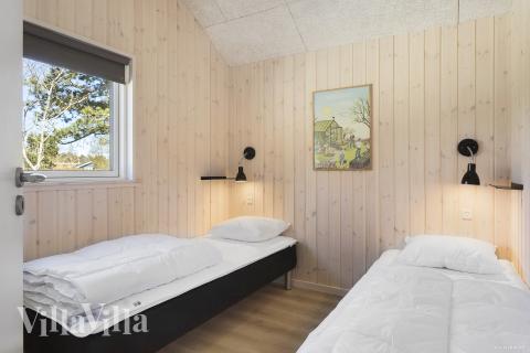 Ett av de 8 utmärkta sovrummen i lyxstuga nr 933 i Lolland/Falster/Møn.