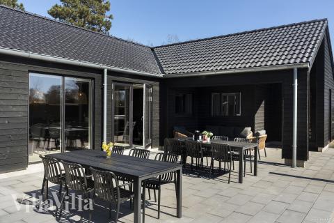 Njut av en grillkväll på terrassen i lyxstuga nr 933 i Lolland/Falster/Møn