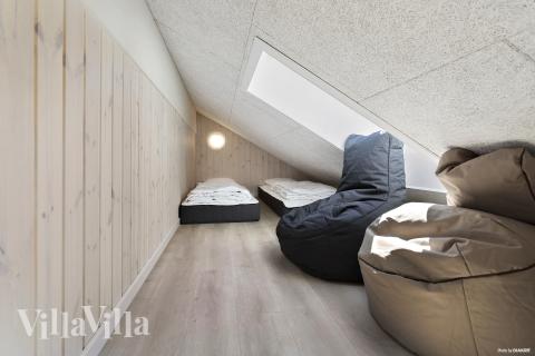 Några av de 20 sovplatserna finns på loftet i lyxstuga nr 933