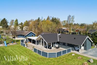 Den behagliga spastugan nr 956 med plats för 12 personer ligger i Lolland/Falster/Møn