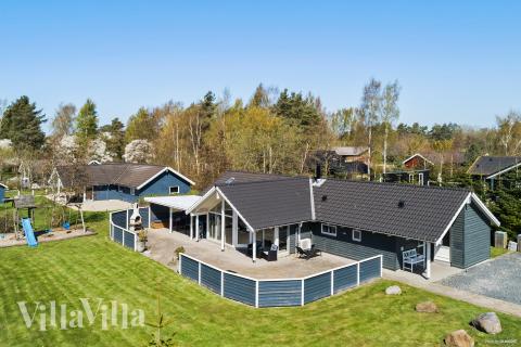 Den behagliga spastugan nr 956 med plats för 12 personer ligger i Lolland/Falster/Møn