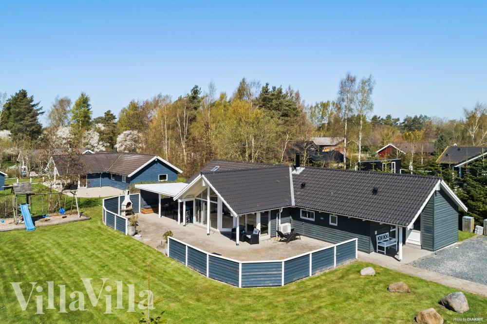 Den behagliga spastugan nr 956 med plats för 12 personer ligger i Lolland/Falster/Møn
