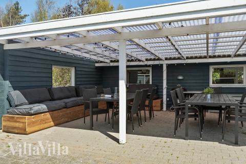 Njut av en grillkväll på terrassen i lyxstuga nr 956 i Lolland/Falster/Møn