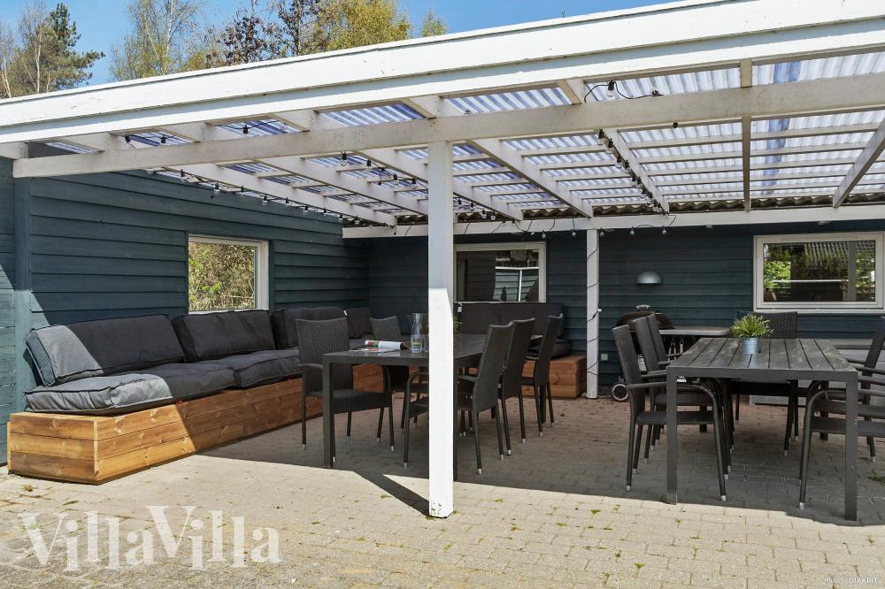 Njut av en grillkväll på terrassen i lyxstuga nr 956 i Lolland/Falster/Møn