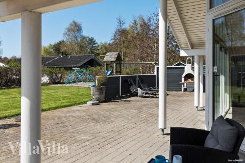 På terrassen i sommarhus nr 956 finns det plats för upp till 12 gäster.