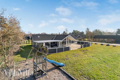 Till den trevliga sommarstugan nr 956 i Lolland/Falster/Møn erbjuds en mängd utomhusaktiviteter, t.ex. lektorn och gungor