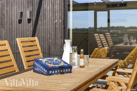 På terrassen i sommarhus nr 965 finns det plats för upp till 12 gäster.