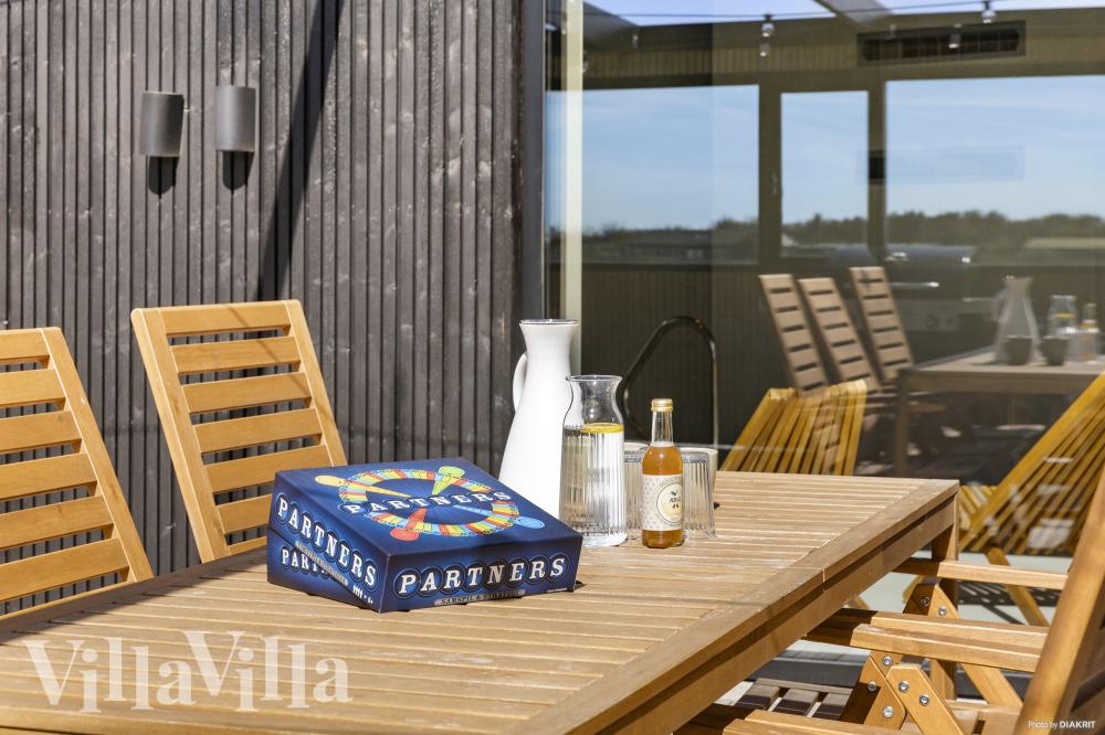 På terrassen i sommarhus nr 965 finns det plats för upp till 12 gäster.