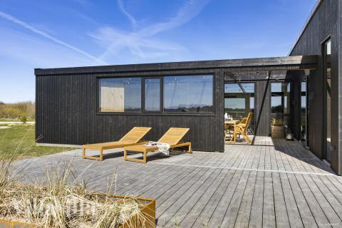Stor terrass i lyxstuga nr 965 i Nordjylland.