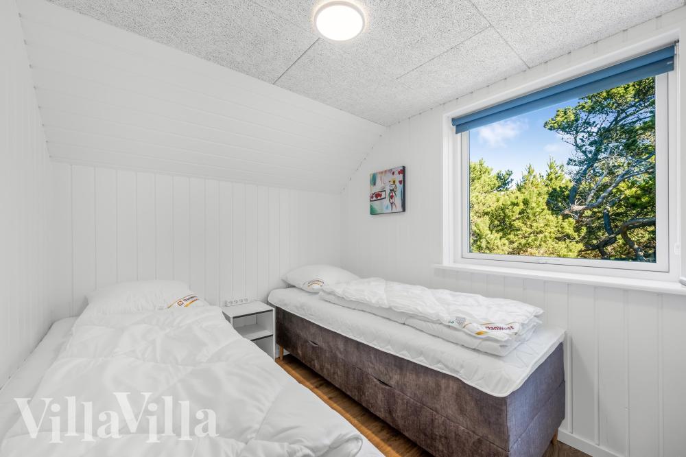 Ett av de 6 utmärkta sovrummen i lyxstuga nr 332 i Vestjylland.