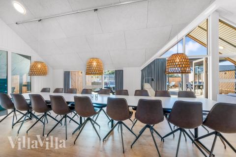Det stora ljusa vardagsrummet i lyxstuga nr 332 för 20.
