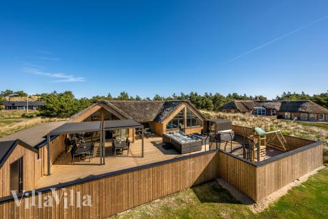 Den tjusiga sommarstugan nr 332 med gott om plats för upp till 20 personer