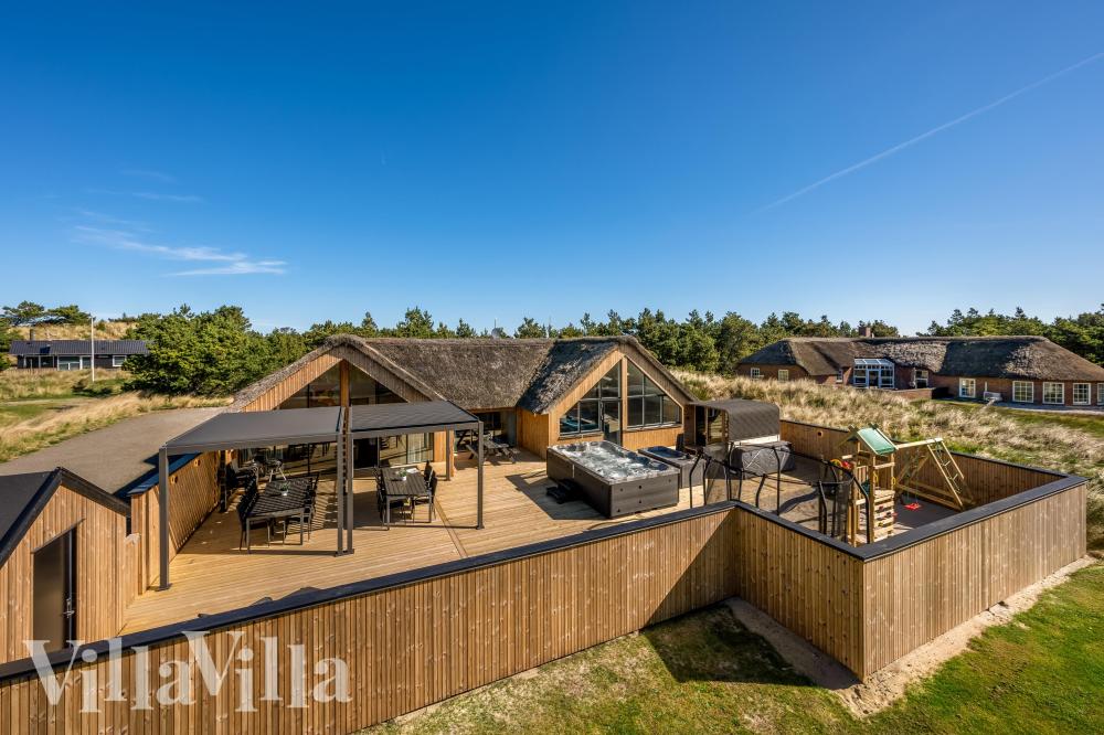 Den tjusiga sommarstugan nr 332 med gott om plats för upp till 20 personer