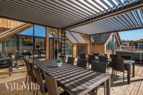 Njut av en grillkväll på terrassen i lyxstuga nr 332 i Vestjylland