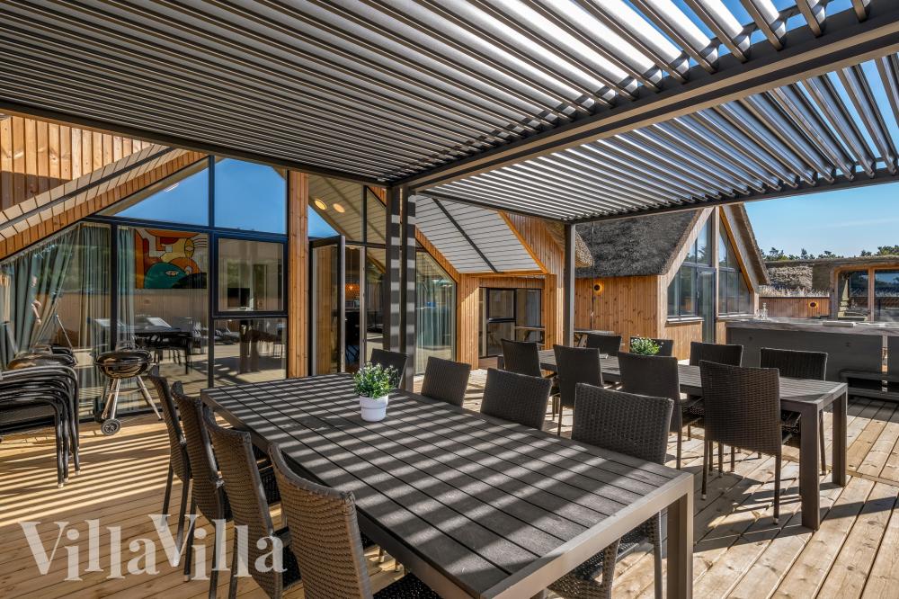 Njut av en grillkväll på terrassen i lyxstuga nr 332 i Vestjylland