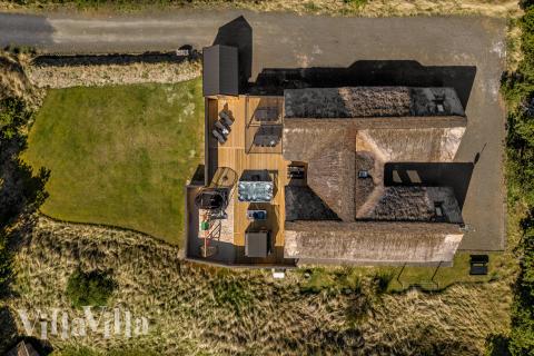 I Vestjylland ligger detta vackra poolhus nr 332 med plats för 20 personer.