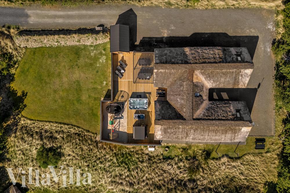 I Vestjylland ligger detta vackra poolhus nr 332 med plats för 20 personer.