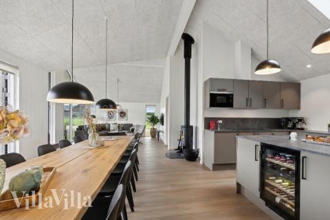 Det stora ljusa vardagsrummet i lyxstuga nr 960 för 18.