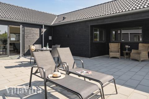 Njut av en grillkväll på terrassen i lyxstuga nr 960 i Lolland/Falster/Møn