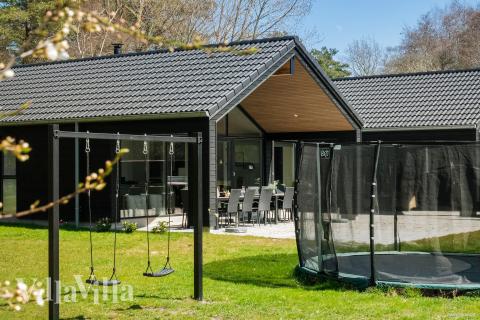 Den praktfulla poolstugan nr 621 med plats för 16 personer ligger i Bornholm