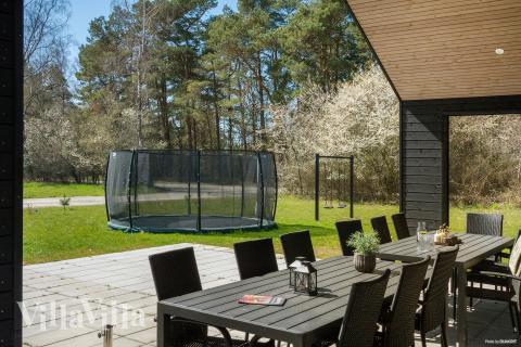 På terrassen i sommarhus nr 621 finns det plats för upp till 16 gäster.