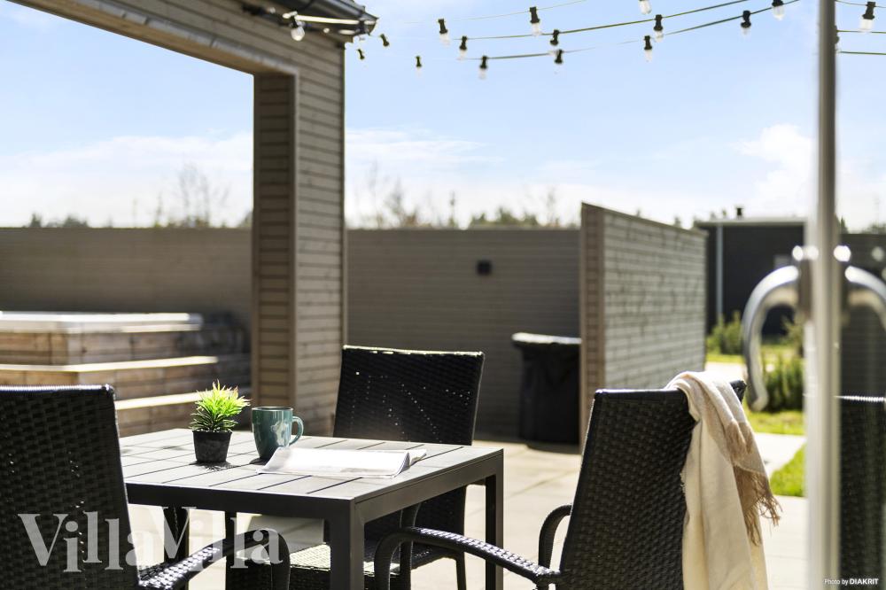 På terrassen i sommarhus nr 560 finns det plats för upp till 16 gäster.