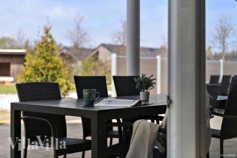 Lyxstuga nr 484 har en härlig terrass med sköna trädgårdsmöbler för 18 personer.