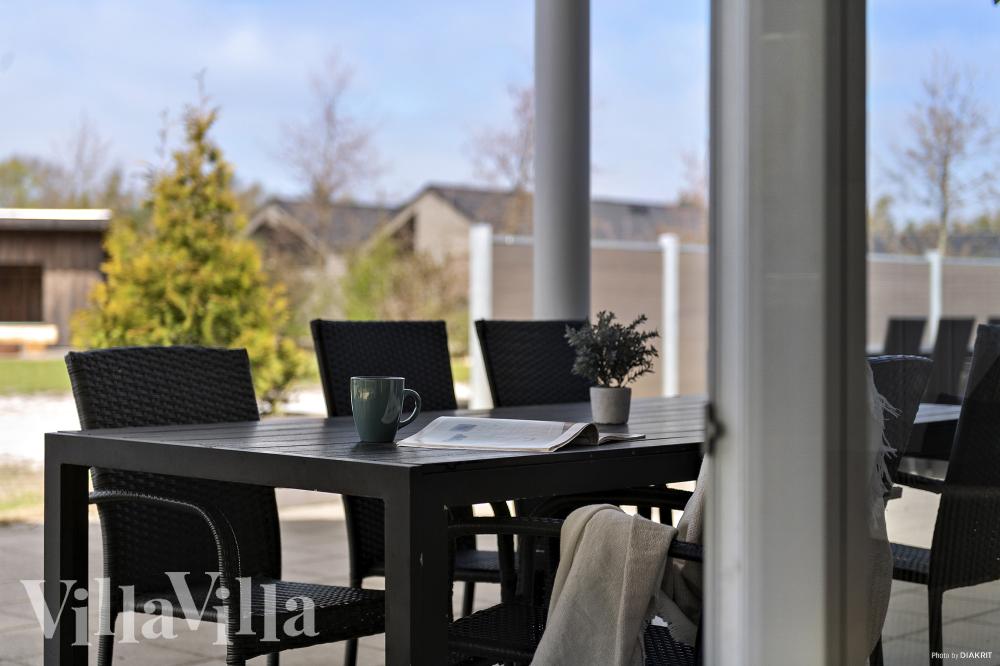 Lyxstuga nr 484 har en härlig terrass med sköna trädgårdsmöbler för 18 personer.