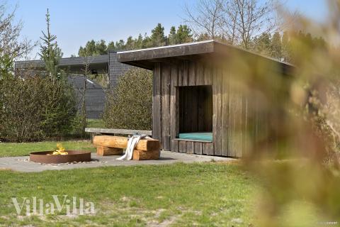 Till den trevliga sommarstugan nr 484 i Vestjylland erbjuds en mängd utomhusaktiviteter, t.ex. lektorn och gungor