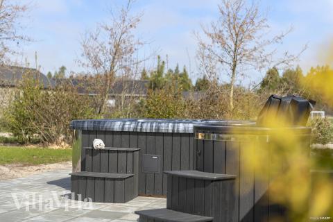 Det finns bubbelpool och 7 sovrum i lyxstuga nr 484.