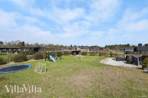 Den praktfulla poolstugan nr 484 med plats för 18 personer ligger i Vestjylland