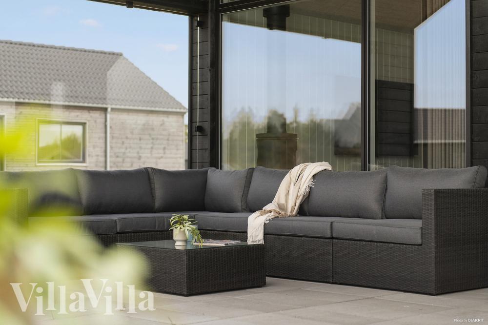 Njut av en grillkväll på terrassen i lyxstuga nr 698 i Vestjylland